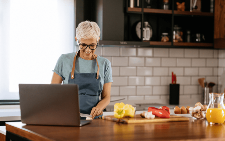 Particulier dans sa cuisine, protégé des nuisibles