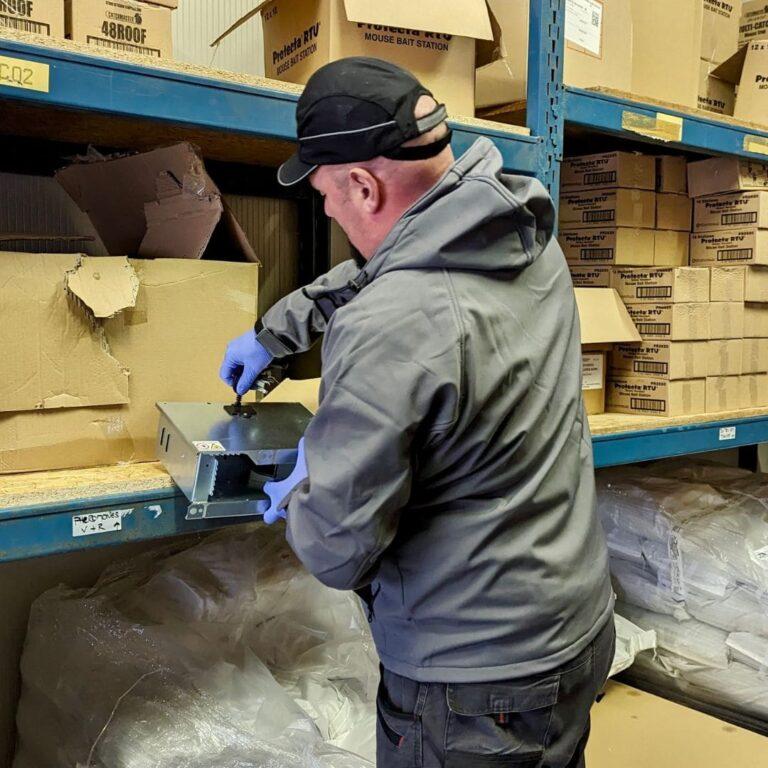 Technicien EMPG en contrôle dans un entrepôt de stockage